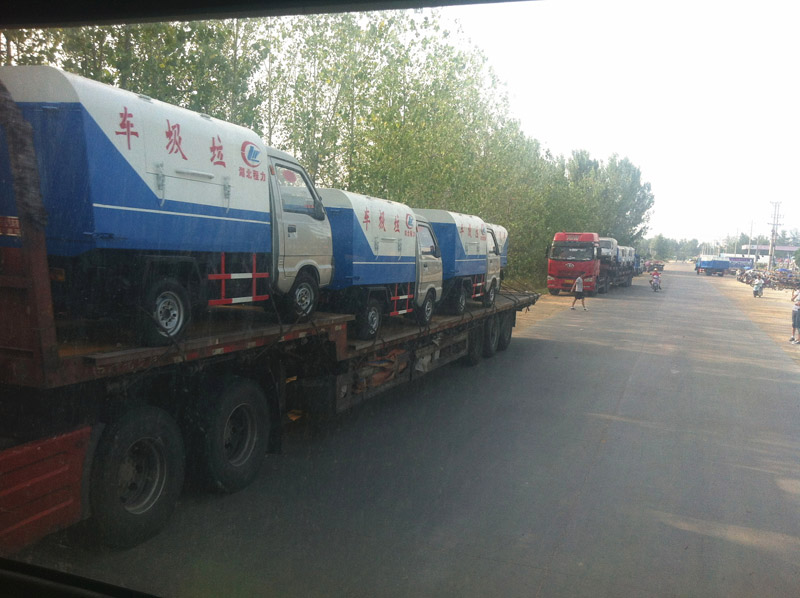 圖為準備發車至山西的小型<a href=http://www.591moli.com/ljc target=_blank class=infotextkey>垃圾車</a>