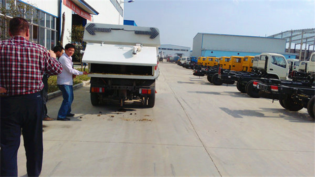 內(nèi)蒙客商正在參觀五十鈴<a href=http://www.591moli.com/saoluche/ target=_blank class=infotextkey>掃路車(chē)</a>