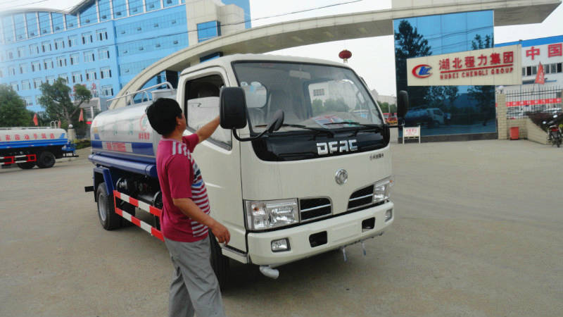 正在給5噸<a href=http://www.591moli.com/ssc target=_blank class=infotextkey>灑水車</a>做出廠前準備