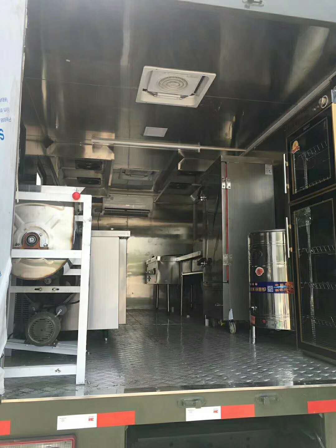 某軍區(qū)在我廠訂購的六驅(qū)餐飲后勤保障車準(zhǔn)備發(fā)