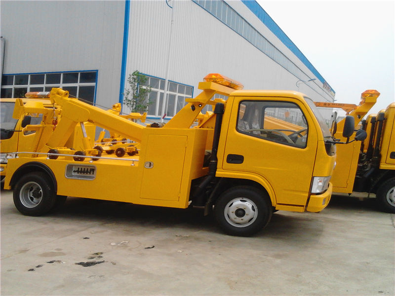 停在清障車(chē)車(chē)間外的小型拖吊型清障車(chē),準(zhǔn)備隨時(shí)出口
