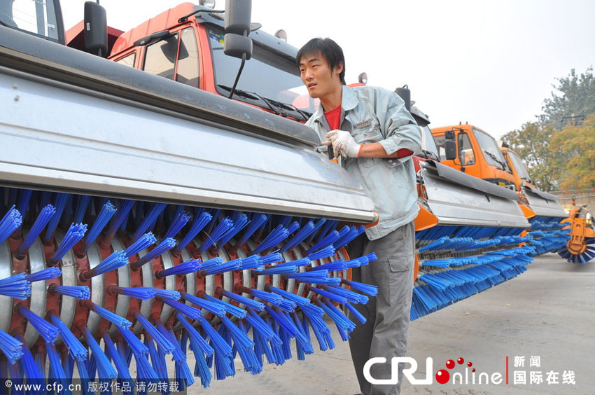 2012年11月3日上午，北京，工作人員正在對(duì)多功能除雪車進(jìn)行檢修調(diào)試。