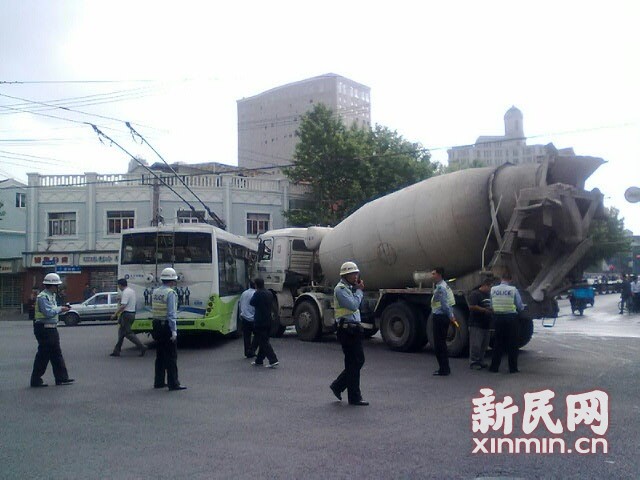 一輛19路電車在新閘路成都北路路口被一輛水泥<a href=http://www.591moli.com/jbc/ target=_blank class=infotextkey>攪拌車</a>攔腰撞擊，車毀嚴重。通訊員 殷佳維 攝