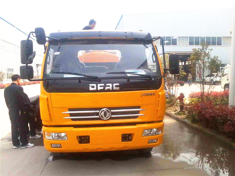 高壓清洗<a href=http://www.591moli.com/xifenche/ target=_blank class=infotextkey>吸糞車</a>正面圖
